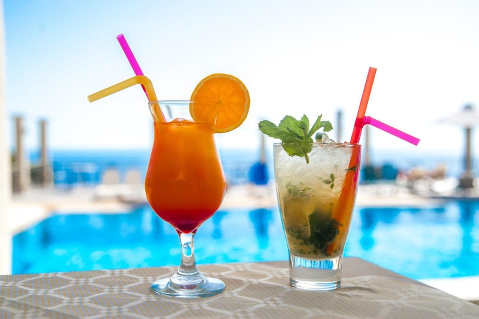Property building, Food and drinks, Decorative detail, Pool view, Drinks, Alcoholic drinks