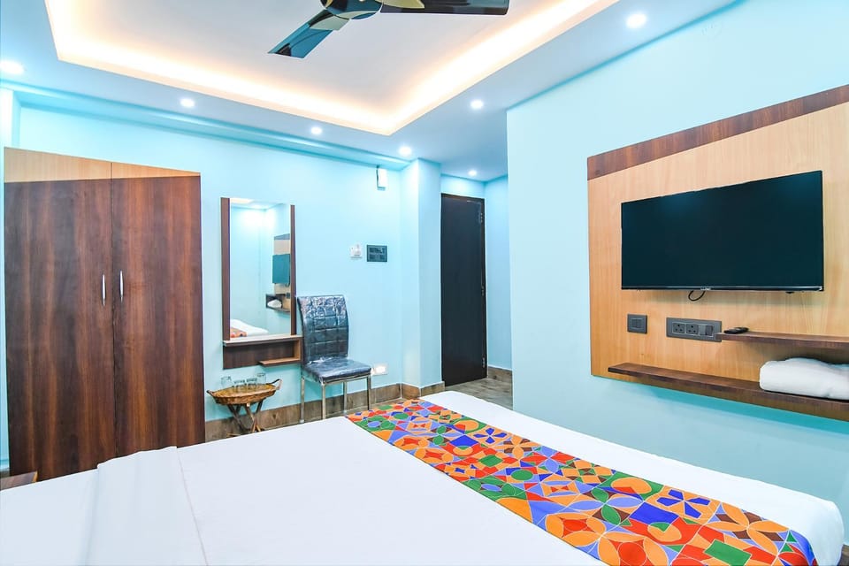 Bed, TV and multimedia, Seating area, Bedroom, fireplace, wardrobe