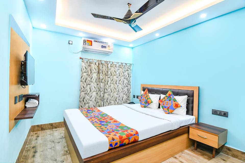Bed, TV and multimedia, Bedroom, fireplace, wardrobe, air conditioner