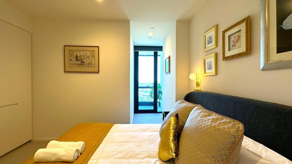 Bed, Photo of the whole room, Bedroom, towels