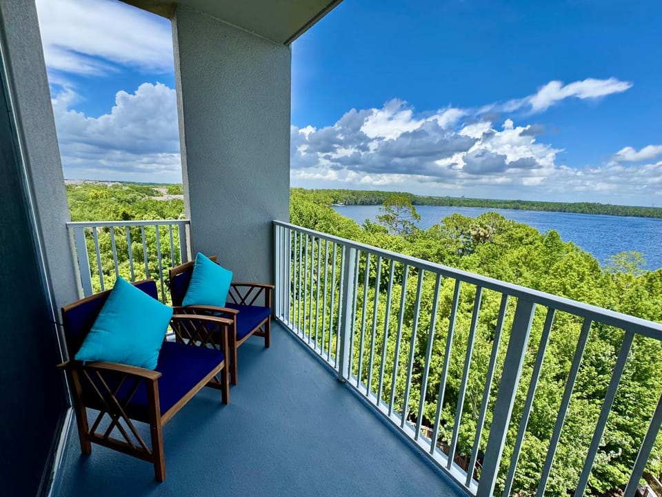 Balcony Lake Views - Pool, Gym, WiFi & Parking Apartment in Orlando