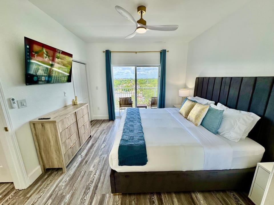 Balcony Lake Views - Pool, Gym, WiFi & Parking Apartment in Orlando