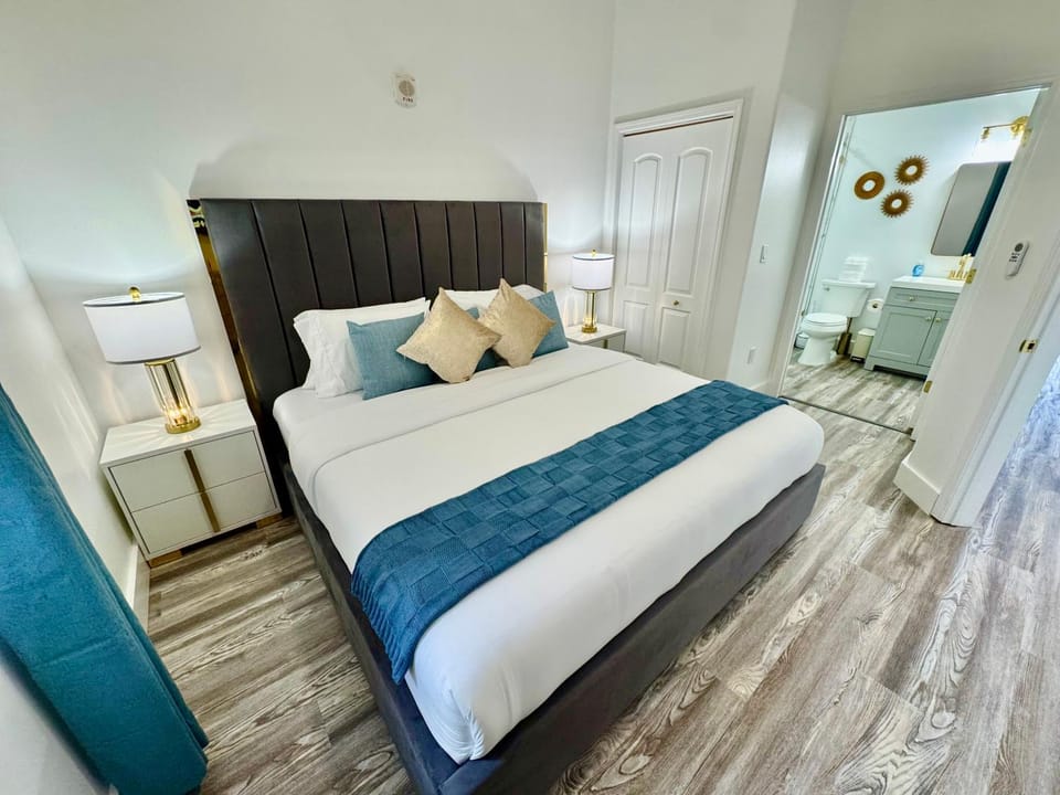 Balcony Lake Views - Pool, Gym, WiFi & Parking Apartment in Orlando