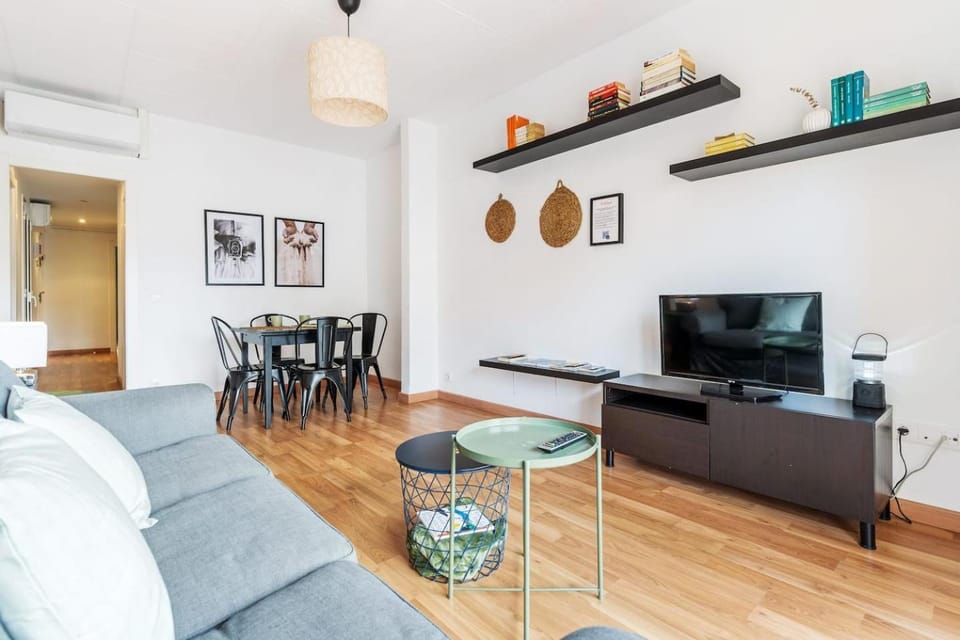 Sunny 3BR for 4 Iconic Terrace Views Apartment in Barcelona