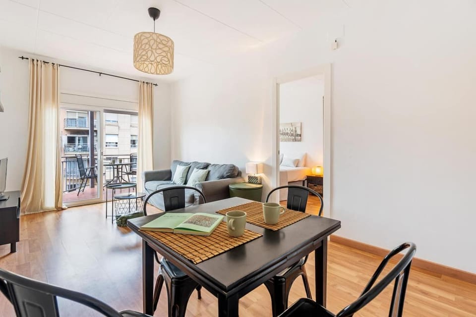 Sunny 3BR for 4 Iconic Terrace Views Apartment in Barcelona