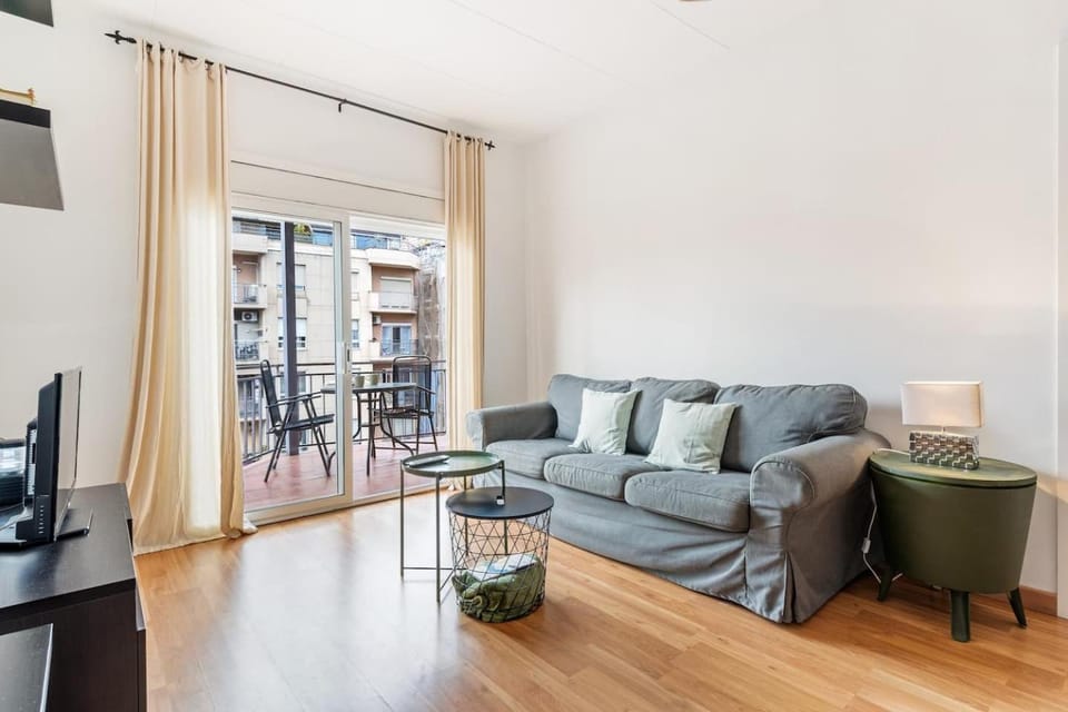 Sunny 3BR for 4 Iconic Terrace Views Apartment in Barcelona