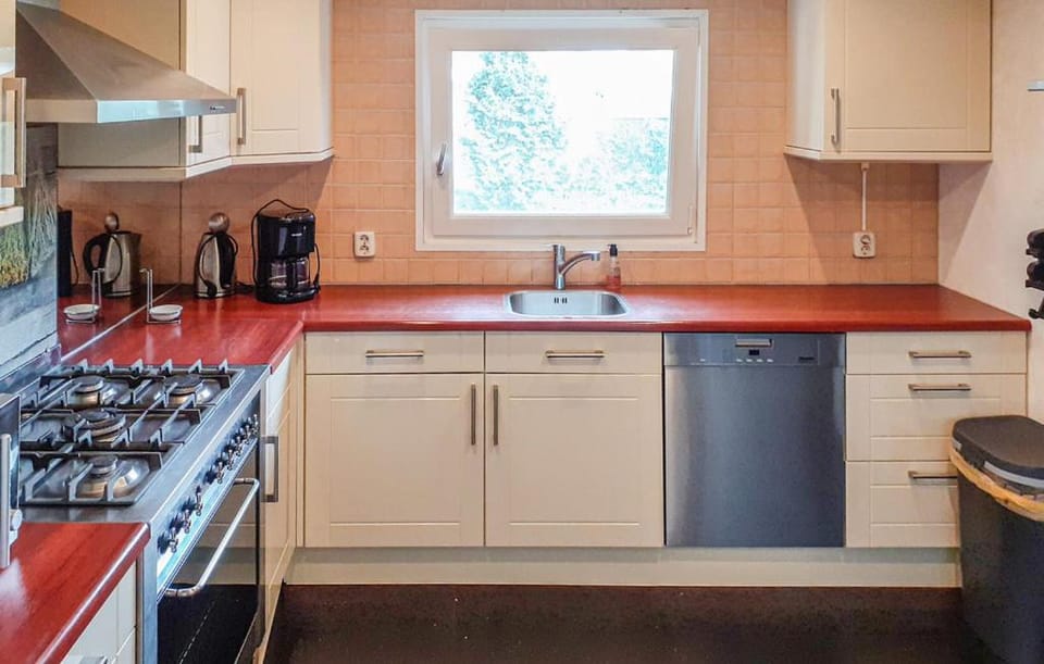 Stellechalets op Resort Stelleplas - Heinkenszand Bed and Breakfast in Zeeland, Netherlands