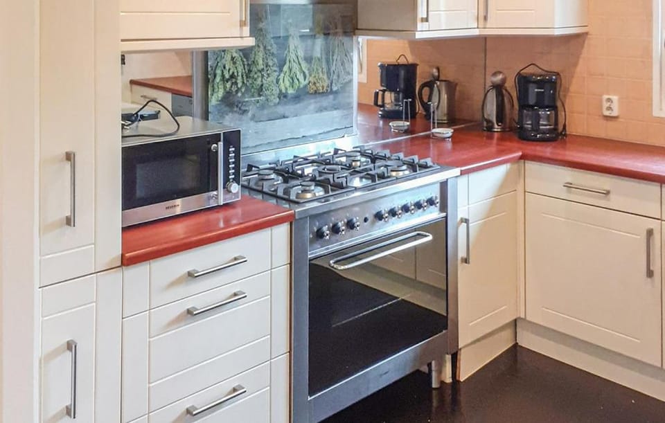 Stellechalets op Resort Stelleplas - Heinkenszand Bed and Breakfast in Zeeland, Netherlands