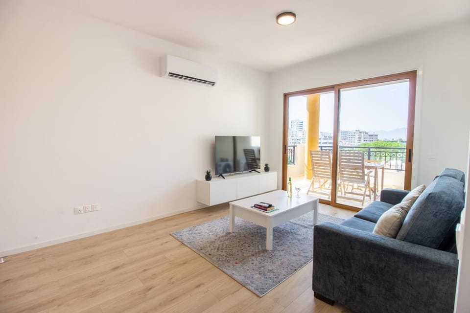Communal lounge/ TV room, TV and multimedia, View (from property/room), Balcony/Terrace, Living room, Seating area, air conditioner
