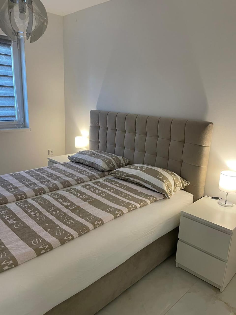 Bed, Photo of the whole room, Seating area, Bedroom