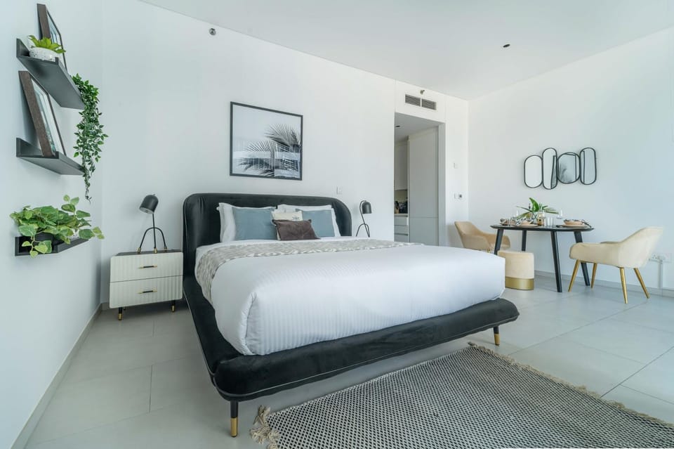 Frank Porter - Marquise Square Tower Apartment in Dubai