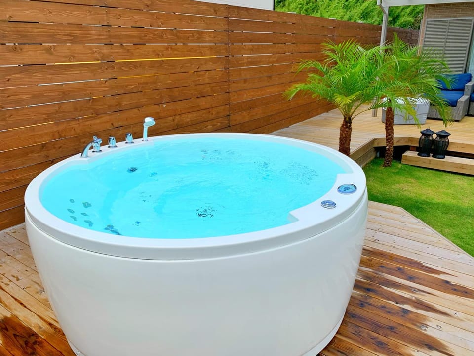 Day, Hot Tub