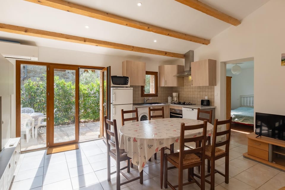 Property building, Kitchen or kitchenette, Living room