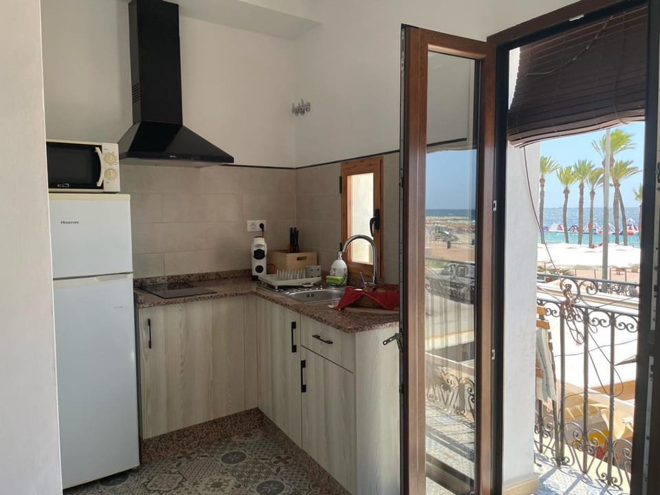 Kitchen or kitchenette, Sea view, microwave, stove, toaster, kitchen