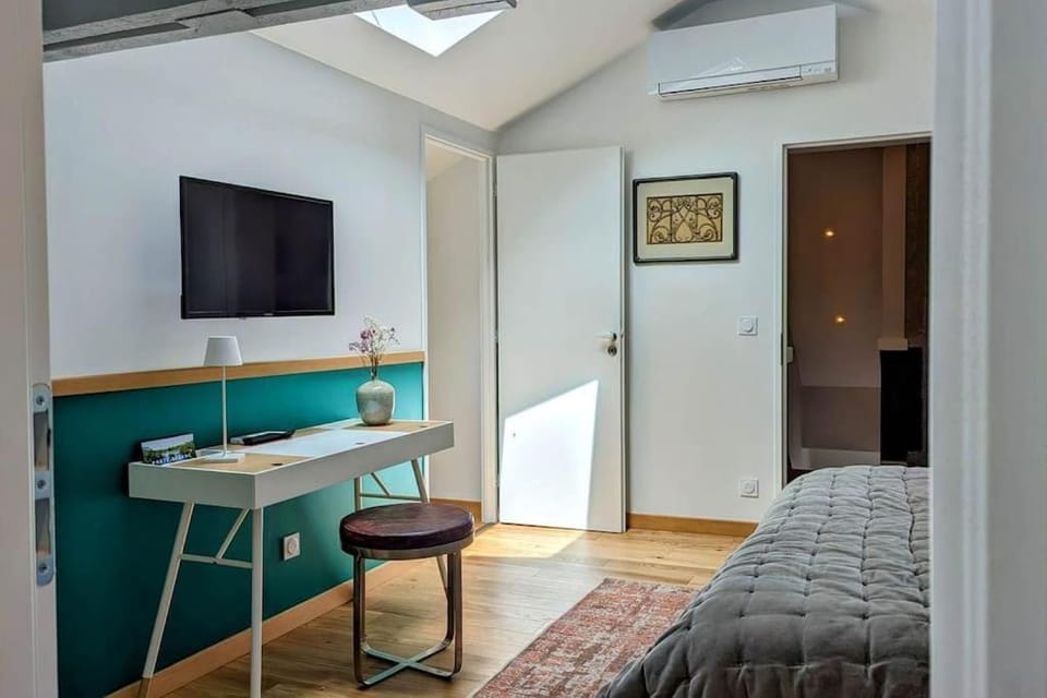Bed, TV and multimedia, Photo of the whole room, Bedroom, air conditioner