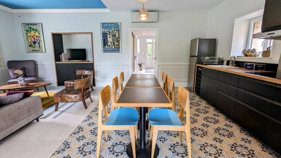 TV and multimedia, Kitchen or kitchenette, Living room, Seating area, Dining area, oven, stove