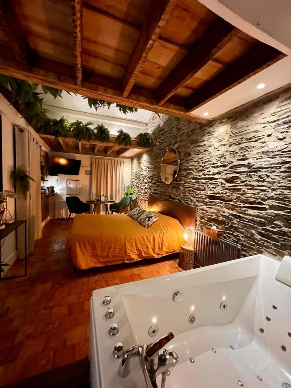 LOVE ROOM JUNGLE - LES PETITS PLAISIRS Apartment in Angers