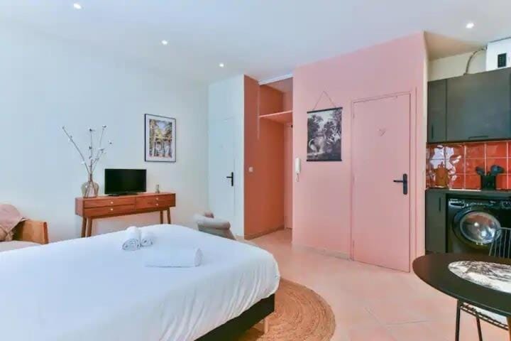 Bed, Photo of the whole room, Bedroom