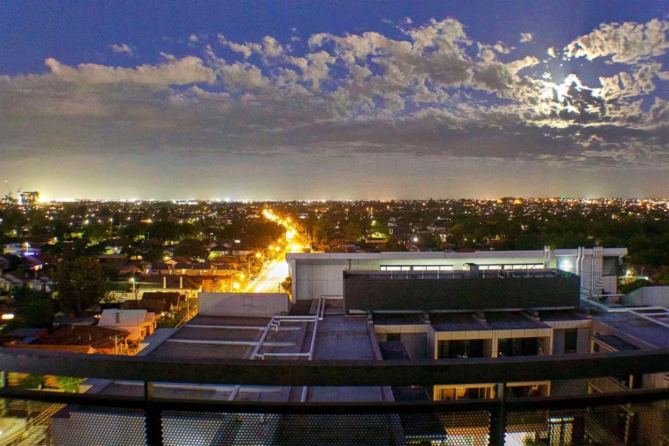 Coburg Loft - 270 Views Skyline Escape Apartment in Melbourne