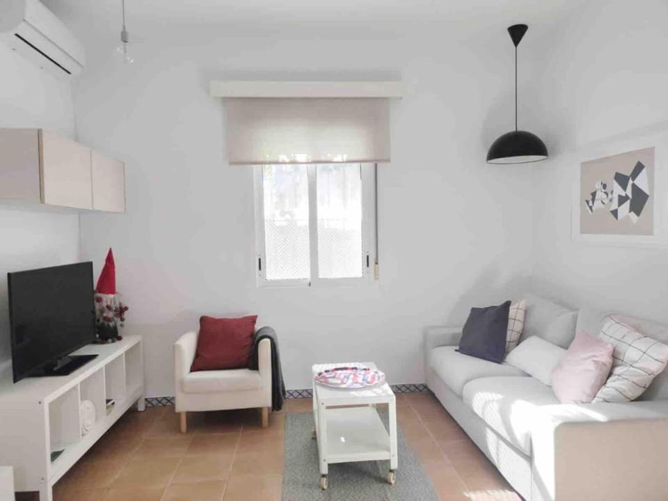 TV and multimedia, Seating area, air conditioner