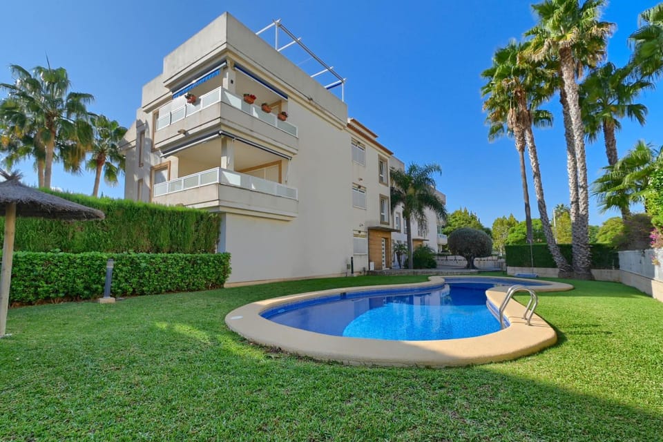 Facade/entrance, Swimming pool