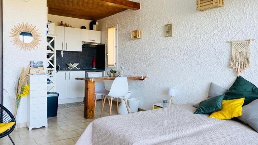 Kitchen or kitchenette, Living room, Photo of the whole room, Seating area, Bedroom