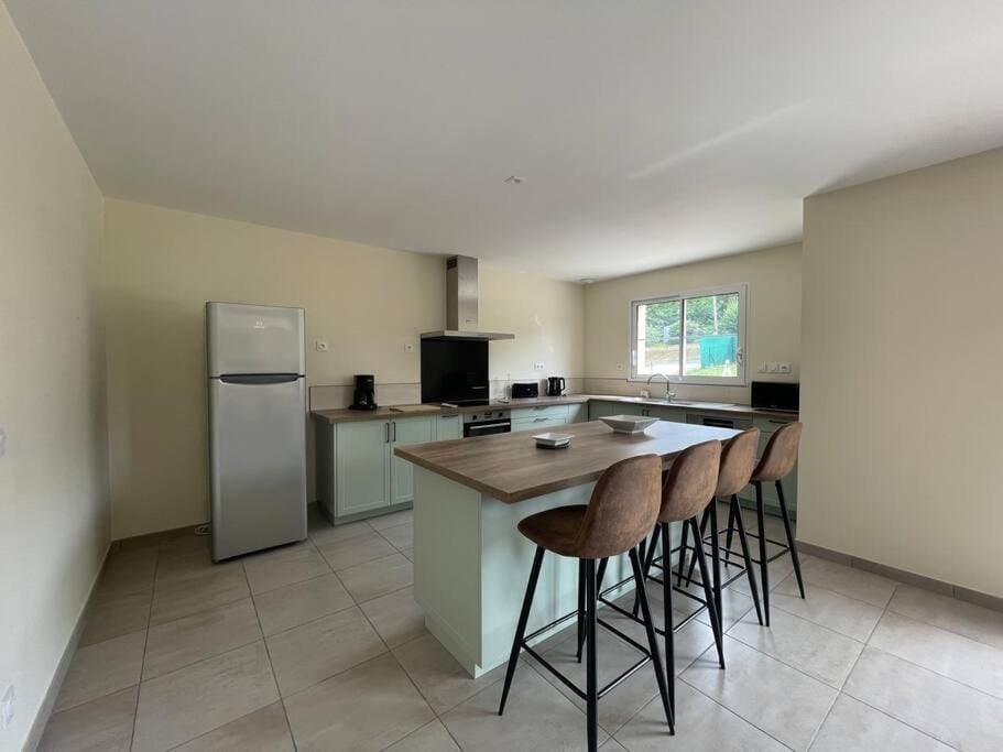Kitchen or kitchenette, Dining area, minibar, pet friendly, stove