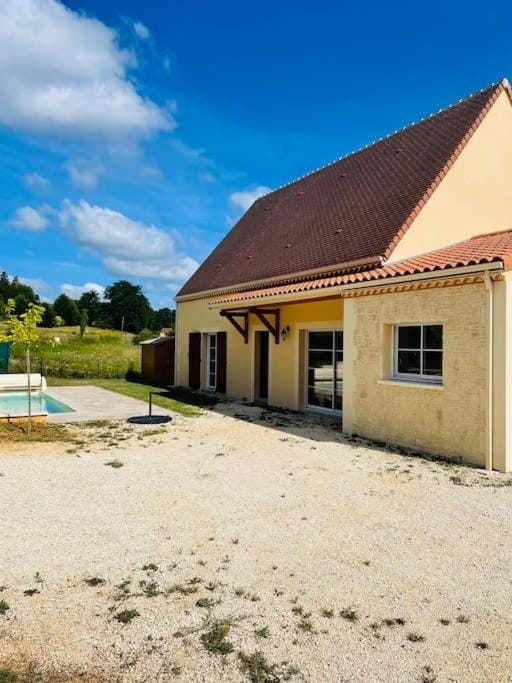 Property building, Day, Swimming pool