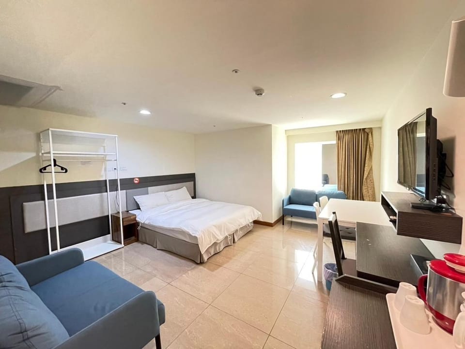 Bed, TV and multimedia, Living room, Photo of the whole room, Seating area, Bedroom