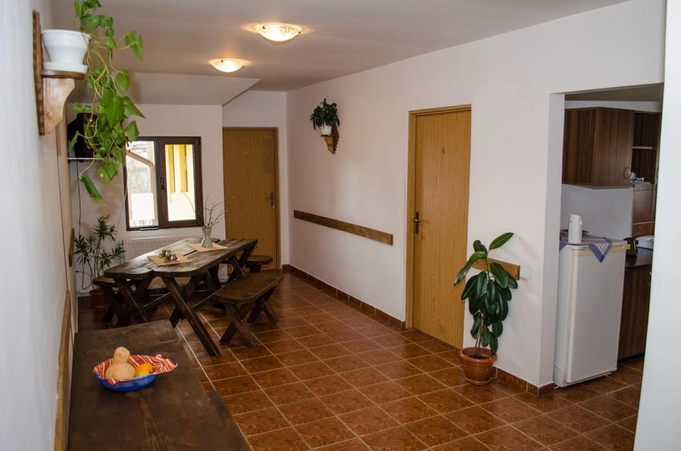 Restaurant/places to eat, Dining area, Communal kitchen