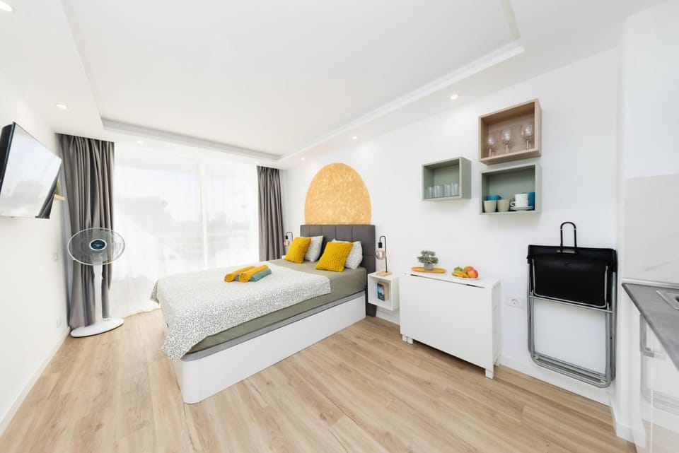 Bed, TV and multimedia, Photo of the whole room, Bedroom