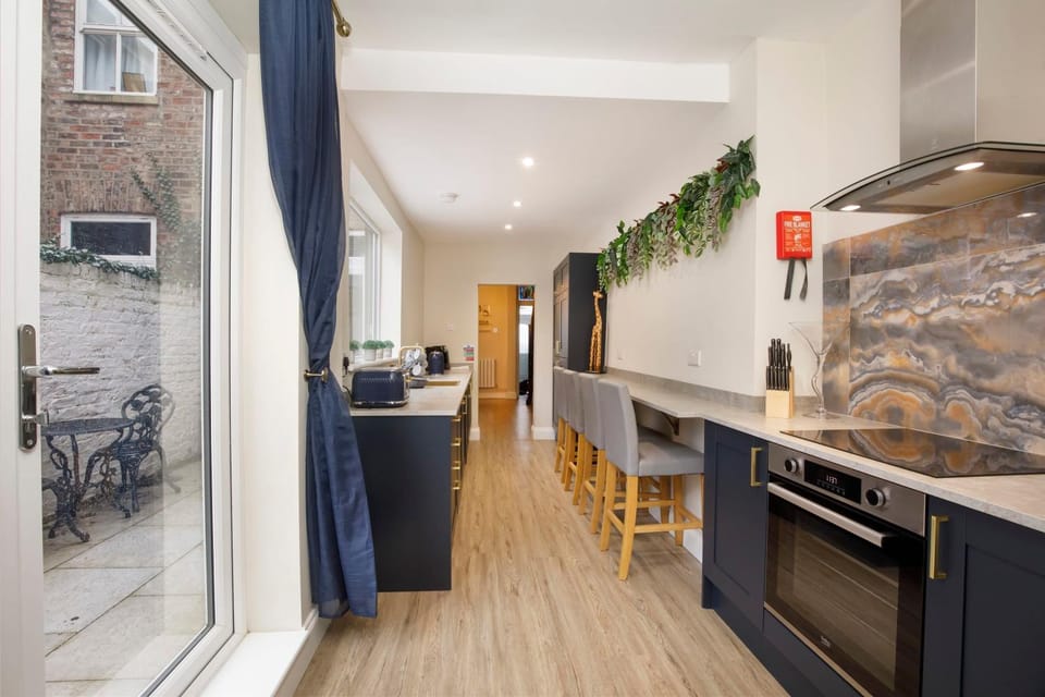 Kitchen or kitchenette, pet friendly, stove