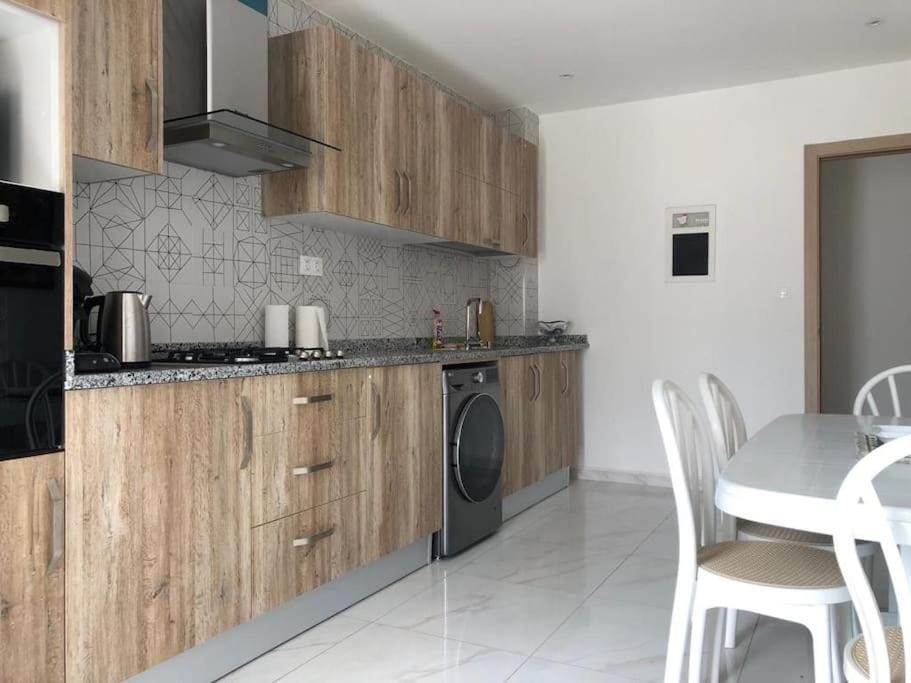 Kitchen or kitchenette, Dining area, washing machine