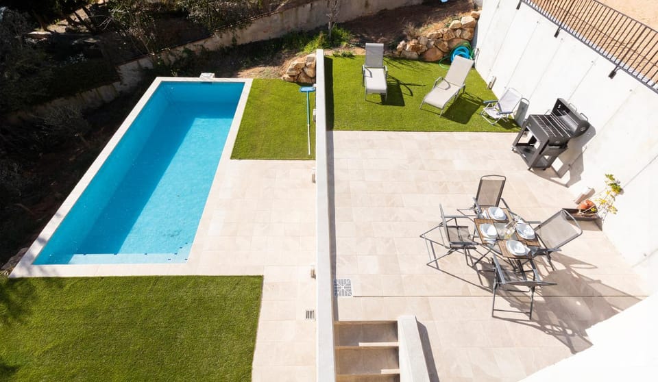 Property building, Day, Garden, Garden view, Pool view, Swimming pool, sunbed