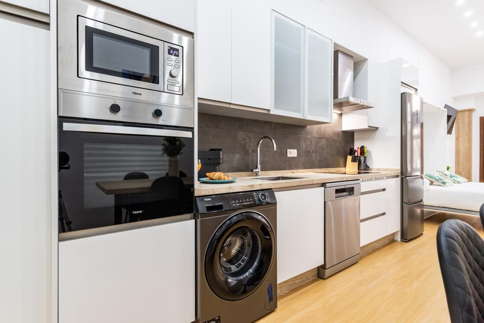 Bed, Kitchen or kitchenette, dishwasher, minibar, oven, stove, washing machine