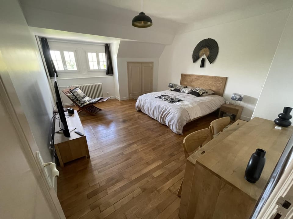 Bed, Photo of the whole room, Seating area, Bedroom