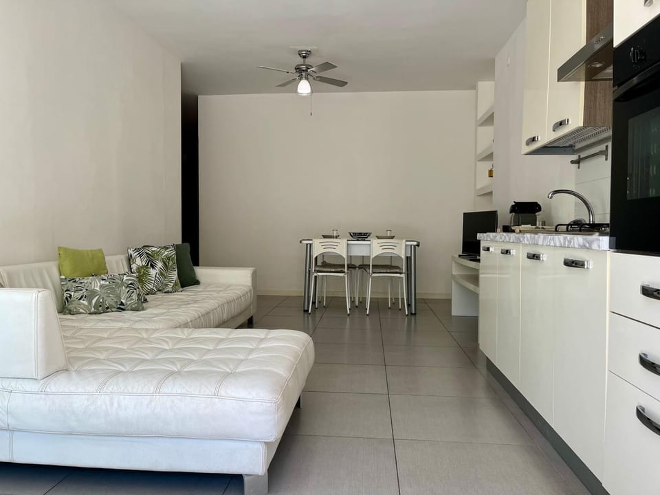 TV and multimedia, Kitchen or kitchenette, Living room, Dining area, stove