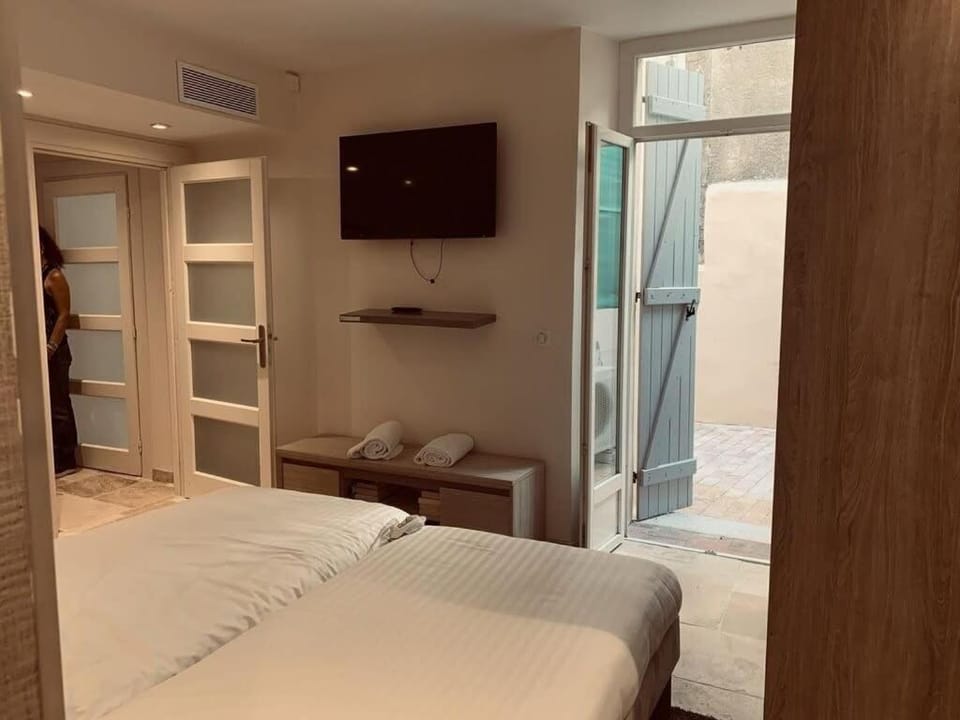 Bed, TV and multimedia, Photo of the whole room, Bedroom, air conditioner