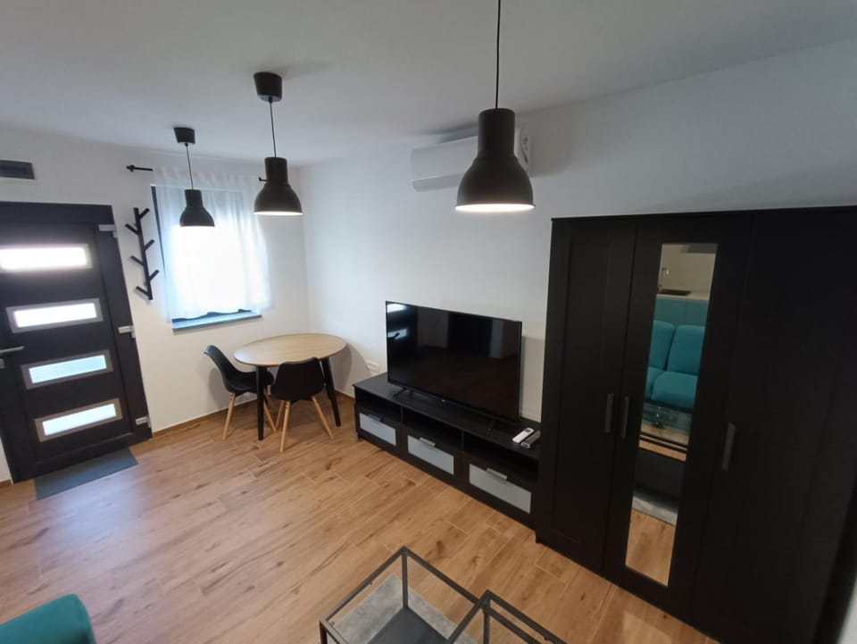 TV and multimedia, Seating area, Dining area