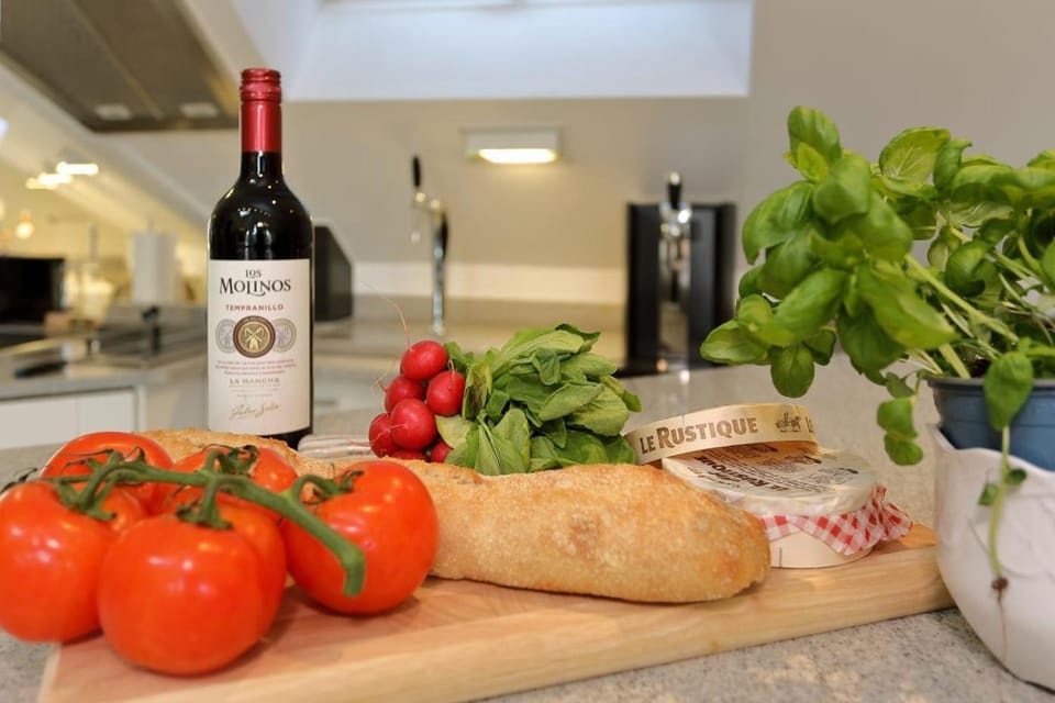 Kitchen or kitchenette, Food and drinks, Food, Dinner, Drinks