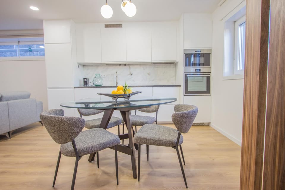 Coffee/tea facilities, Kitchen or kitchenette, Living room, Dining area, minibar, oven, pet friendly, stove, kitchen