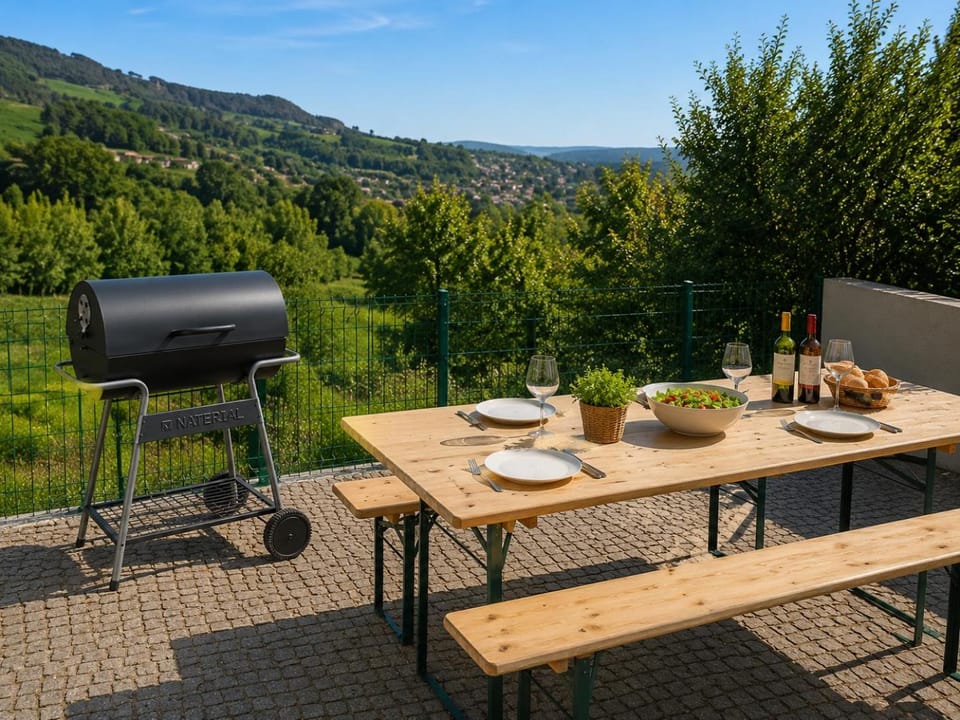 Patio, BBQ facilities, Communal kitchen, Landmark view, Mountain view, Area and facilities, Meals