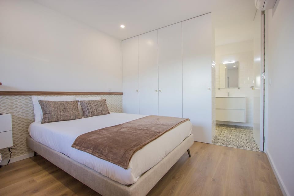 Toilet, Bed, Photo of the whole room, Bedroom, wardrobe