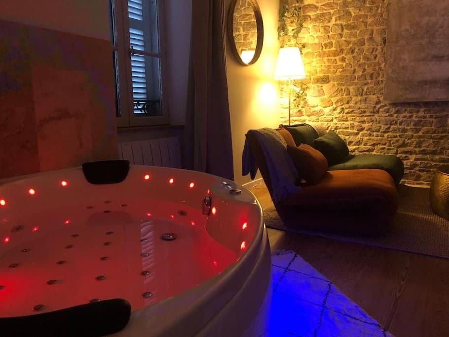 détente centre historique de MÂCON avec spa et ciné Apartment in Bourgogne-Franche-Comté