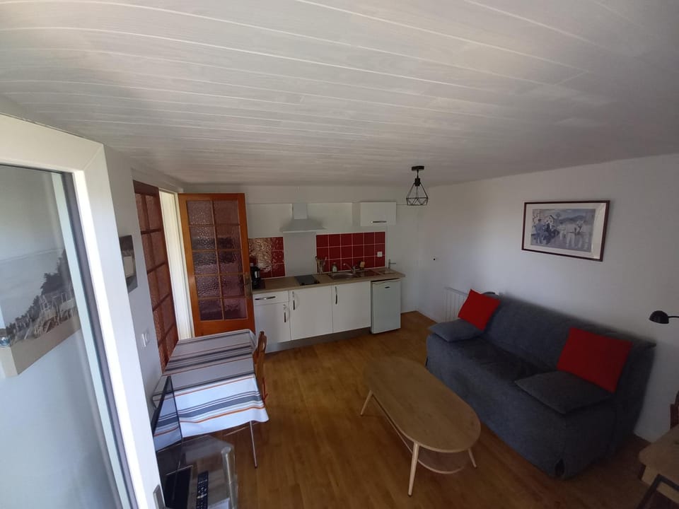 Living room, Dining area, stove