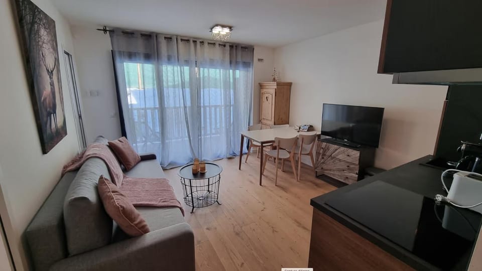 Communal lounge/ TV room, TV and multimedia, Kitchen or kitchenette, Living room, Seating area, Evening entertainment