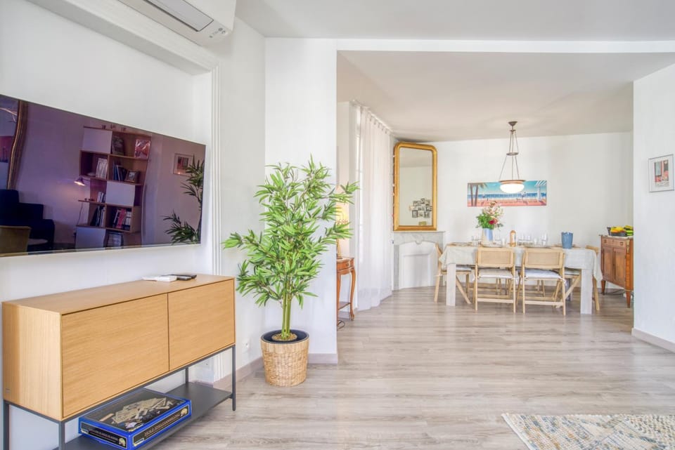 TV and multimedia, Living room, Seating area, Dining area