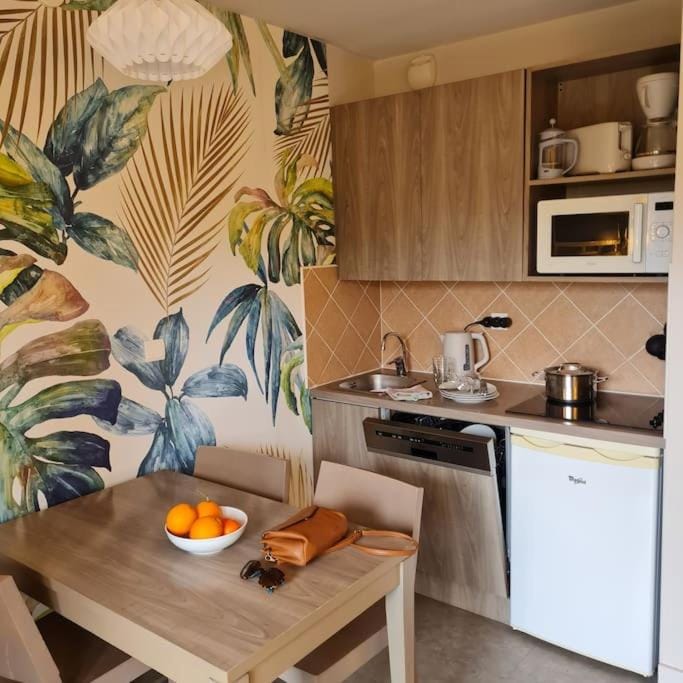 Coffee/tea facilities, Kitchen or kitchenette, stove, toaster