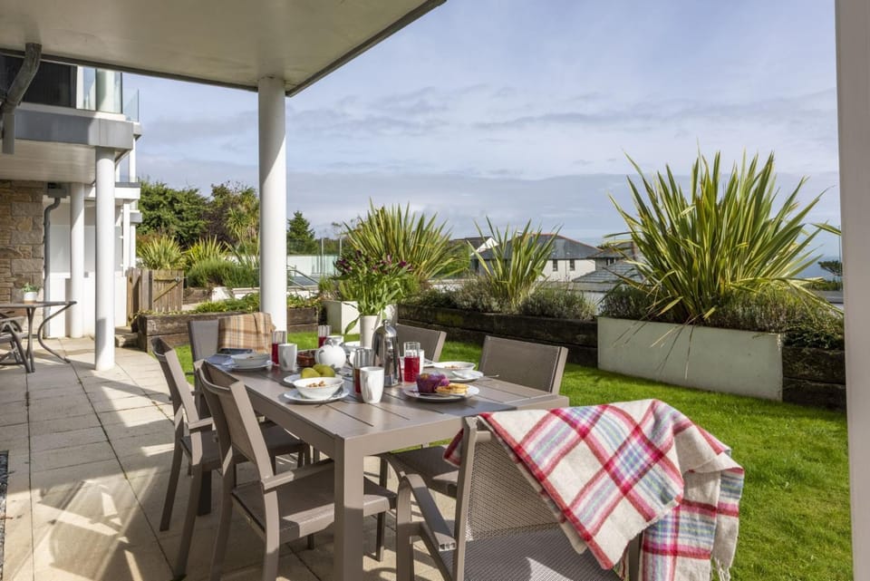 Patio, Seating area, Dining area, Garden view