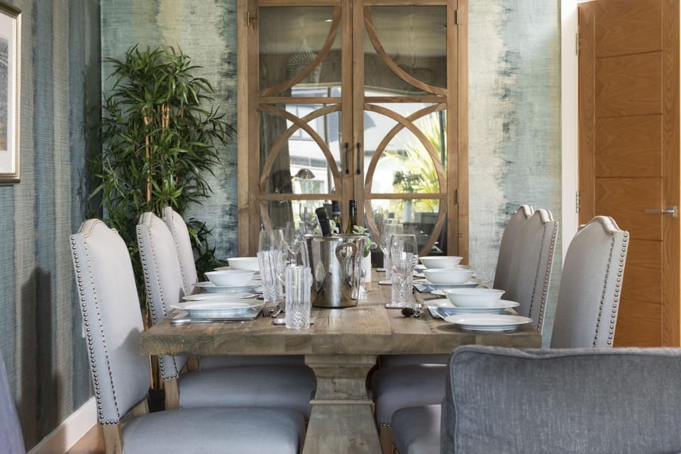 Seating area, Dining area